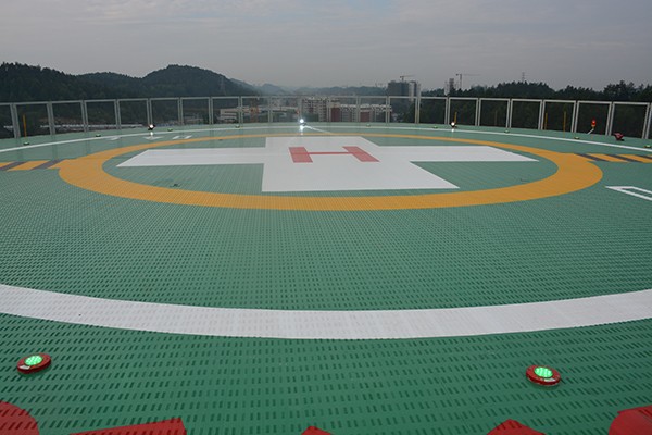 建造屋頂直升機停機坪時，有什么場地條件？
